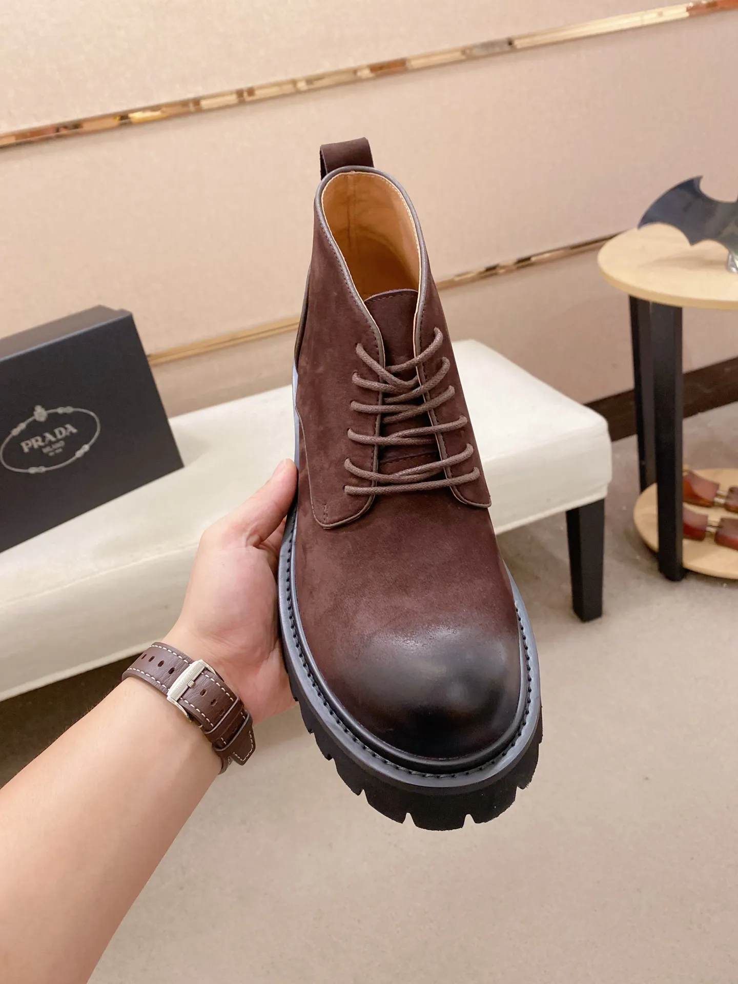 Factory price 580💰 The new PRADA (Prada) counters are launched simultaneously, new men's shoes, 😘fabrics are selected from cowhide. Lining: Full sheepskin lining. 👍🏿 High-end ☄️ air-cushion molded anti-slip rubber outsole, exquisite lines, simple and elegant, comfortable and high-end for leisure travel. Number of yards: 38 to 44. Can be ordered for 45 non-refundable